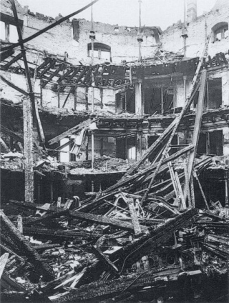 Opernhaus Düsseldorf zerstört nach dem
                        Grossangriff vom 27. Januar 1943