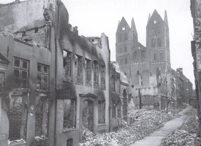 Lübeck, ein Strassenzug nach dem
                      Bombardement vom 28. März 1942 in Ruinen