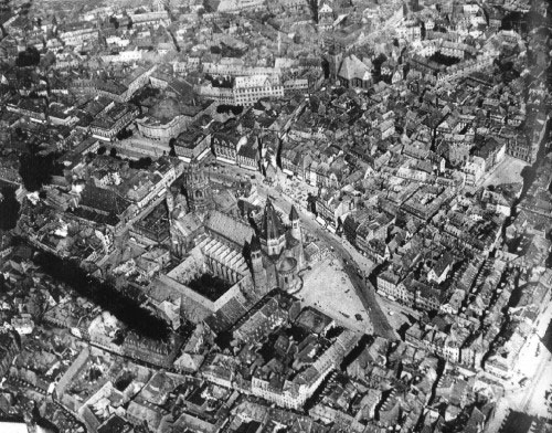 Mainz, die Altstadt mit dem Dom, Luftaufnahme
                      von 1930 [10]
