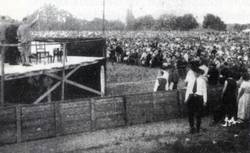 Hitler am damaligen Fussballplatz von
              Mainz 05, 13. Juni 1932 [29]