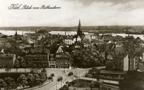 Kiel, Blick vom Rathausturm auf die
                              Förde und auf die Werften am Ostufer,
                              1925