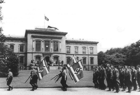Universität Kiel, Nazi-Aufmarsch mit
                        Hakenkreuzfahnen vor dem Hauptgebäude 1938