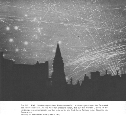 Bild 212: Kiel, Markierungsbomben,
                          Flakscheinwerfer und Leuchtspurgeschosse am
                          Himmel über der verdunkelten Stadt