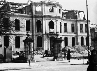 Düsseldorf, Schloss Jägerhof 1946 in
                          zerstörtem Zustand