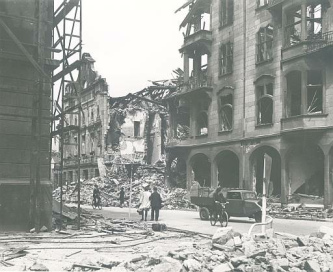 Düsseldorf nach dem Grossangriff vom 12.
                          Juni 1943, Schauspielhaus in Ruinen