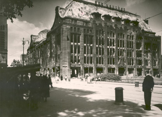 Der ausgebrannte Kaufhof am 13. Juni
                          1943