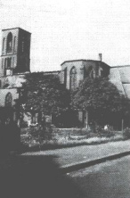 Gertrudiskirche ohne
                      Dach und Trümmer in der Kirche, 25. August 1943