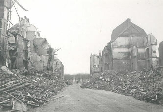 Ulenbergstrasse in Ruinen bei Kriegsende
                        Mai 1945