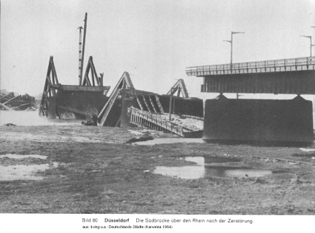 Düsseldorf, die zerstörte Südbrücke nach
                        Kriegsende Mai 1945