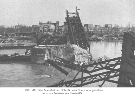 Mannheim, die zerstörte Rheinbrücke mit Sicht auf
                  das Schloss, 1945