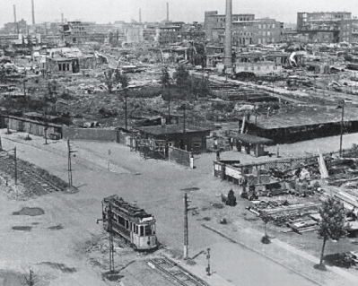 Ludwigshafen, das
                      Werksgelände am Tor 3 in Ruinen nach dem Krieg
                      [21]