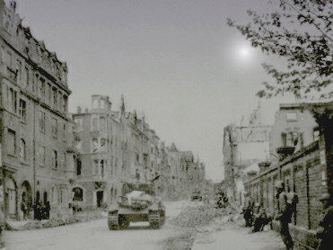 Mannheim, Ami-Panzer in einer
                Ruinenstrasse, April 1945 ca. [52]