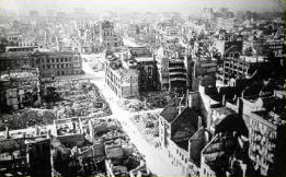 Mannheim um den 3. März 1945 in
                Ruinen nach dem Feuersturm vom 2. März 1945