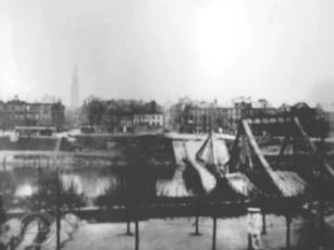 Mannheim, zerstörte
                        Brücke Ende März 1945 ca. [51]