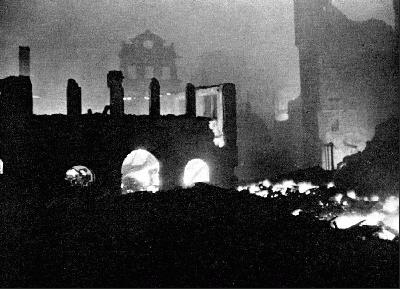 Frankfurt,
                      glühende Ruinen in der Nacht 1944
