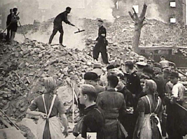 Hitler-Jugend bei der Trümmerräumung
                      in Frankfurt am Main, 1944 ca.