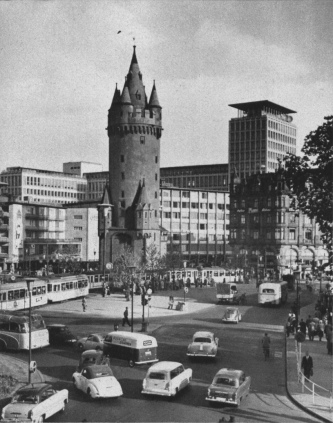 Bild 46: Frankfurt am Main 1960er Jahre,
                        Eschenheimer Tor und Fernmeldehochhaus der
                        Bundespost