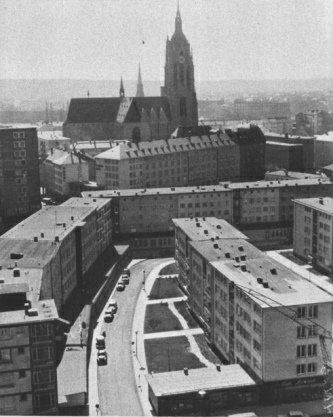 Bild 47: Frankfurt am Main 1960er
                                  Jahre, Dom und
                                  "Domquartier"