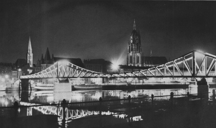 Bild 48: Frankfurt am Main 1960er
                                  Jahre, Eiserner Steg und Dom bei
                                  Nacht
