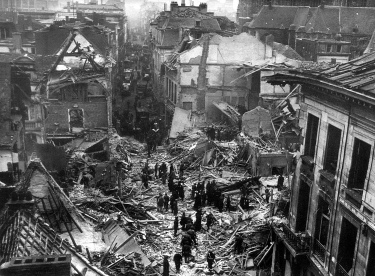 Die Schutthalde in Antwerpen durch den
                        V2-Raketeneinschlag vom 13. Oktober 1944 an der
                        Ecke Schildersstraat / Karel Rogirstraat, mit
                        Beschädigung des Kunstmuseums (grosse Mauer
                        rechts im Bild). [7]