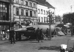 Antwerpen Groenplaats (Grünplatz),
                        Kriegsmaterialausstellung Juli 1945, Ausstellung
                        der V2-Rakete [10,13]