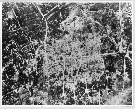 Düren vor dem Vernichtungsangriff nach 16.
                      November 1944, Luftaufnahme, Trichterlandschaft