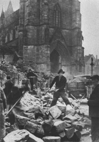 Bild 12: Freiburg im
                        Breisgau, Schutträumung vor dem Münster nach
                        Kriegsende