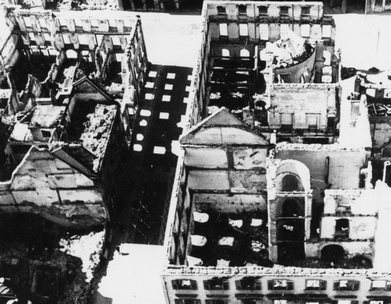 Freiburg im Breisgau
                        nach dem Feuersturm vom 27.11.1944, Häuser ohne
                        Inhalt liegen wie offene Schachteln da,
                        Nahaufnahme