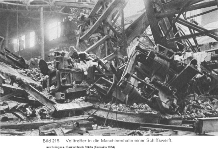 Bild 215: Kiel, zerstörte Werft,
                        Volltreffer in die Maschinenhalle einer
                        Schiffswerft von Kiel