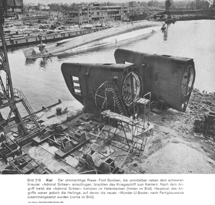 Bild 216: Kiel, U-Boot-Bauteile und das
                        gekenterte Schiff Admiral Scheer