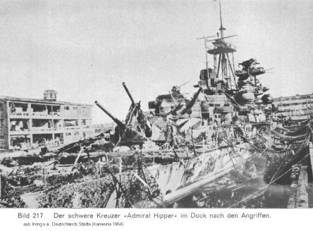 Bild 217: Kiel, der schwere Kreuzer "Admiral
                  Hipper" im Dock nach den Angriffen nach dem
                  3.4.1945.
