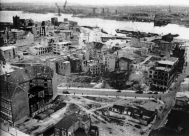 Kiel in Ruinen nach Mai 1945, Westufer mit
                        Blick auf das Ostufer mit den Werften. Viele
                        Ruinen und Schutt sind schon weggeräumt.