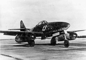 Deutscher Düsenjäger Me262. Aber ohne
              Sprit konnte er kaum fliegen...