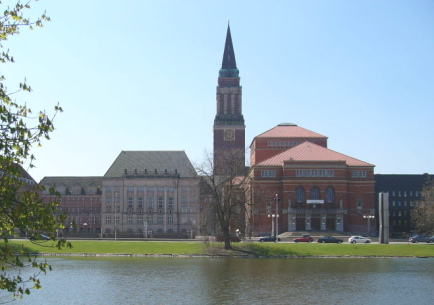 Rathaus und Opernhaus Kiel 2005. Der
                      Rathausturm ist dem Markusturm von Venedig
                      nachempfunden.