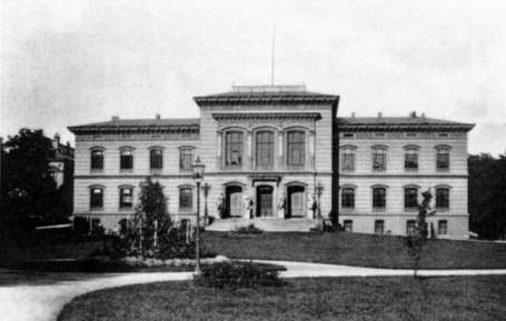Das Hauptgebäude der
                    Universität Kiel um 1938 vor dem Krieg