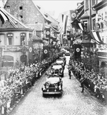 Hitler in Hildesheim mit Hitlergruss und
                          Hakenkreuzfahnen, 1934