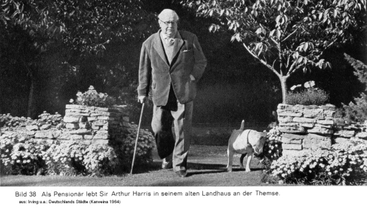Bild 38, Sir Arthur Harris, der Massenmörder im
                Jahre 1961 am Stock und mit einem Kampfhund