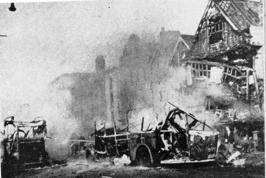 Bristol, ausgebrannte Busse am 28.
              August 1942 [9]