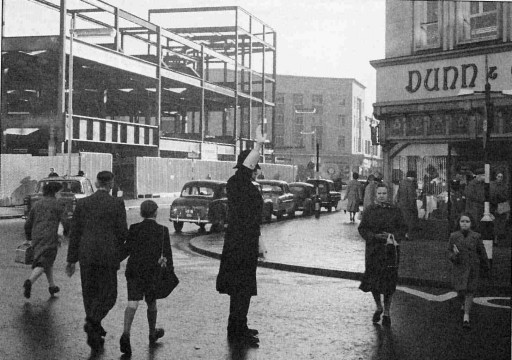 Wiederaufbau an der Merchant Street
              im Jahre 1959 [28]. Der Wiederaufbau ist immer noch nicht
              abgeschlossen, genau wie in Frankreich oder
              Deutschland...