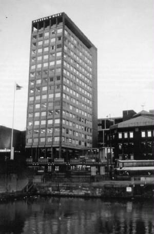 Bristol in den 1990er Jahren, das
              hässliche Hauptquartier der Bristol & West Building
              Society am Broad Quay aus den 1960er Jahren steht immer
              noch