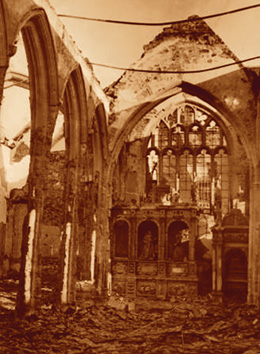 Bristols Kirche St.
                        Peter in Trümmern nach dem NS-Grossangriff vom
                        24. November 1940 [6]