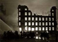 22.-24. Dezember 1940,
                      brennende Fassade von Manchester (01)