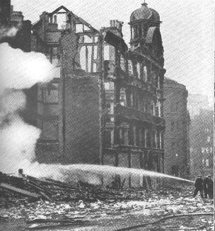 Manchester Weihnachten 1940, die Feuerwehr
                      löscht einen Trümmerberg [5]