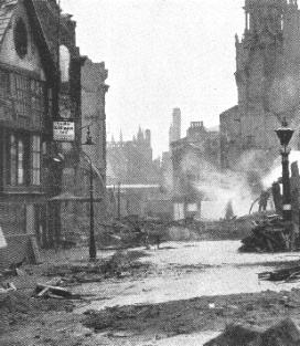Manchester an Weihnachten 1940, die Strasse
                      "The Shambles" liegt von den Nazis
                      zerbombt in rauchenden Ruinen, das Produkt der
                      Nazi-Bomben, schon 1940 [5]