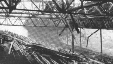24. Dezember 1940 ca.,
                      das Fussballstadion "Old Trafford" neben
                      dem Industriegelände "Trafford Park"
                      wurde auch bombardiert