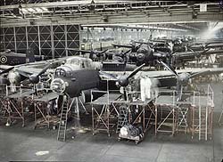 Produktion des Lancaster-Bombers in
              der Firma AV Roe & Co. am Flugplatz
              Manchester-Woodford [3]