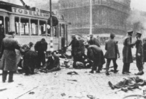 Antwerpen, 27. November 1944, Teniers
                            Plaats: Leichen und berlebende bei einem
                            Tram ohne Fenster nach einem Einschlag einer
                            A4 (V2)-Rakete