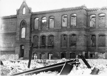 Kiel, die Damperhof-Schule am
                            Philosophengang liegt im Januar 1944 nach
                            einem Bombentreffer in Ruinen