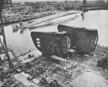 Kiel, U-Boot-Bauteile und die
                            gekenterte Admiral Scheer am 9. April 1945