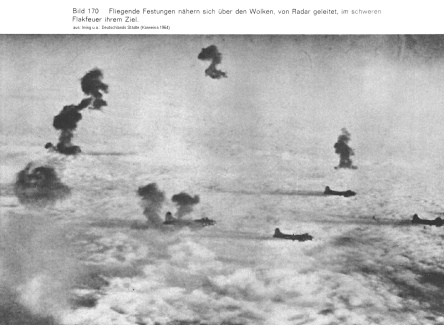 Bild 170: "US"-Bomber
                      "Fliegende Festungen" im Anflug durch
                      Flak-Sperrfeuer